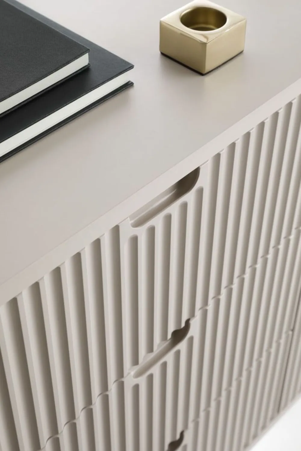 Piaski Komody Do Jadalni|Komody Do Salonu*Komoda dwudrzwiowa z trzema szufladami lamelowymi frontami Zova kaszmirowa